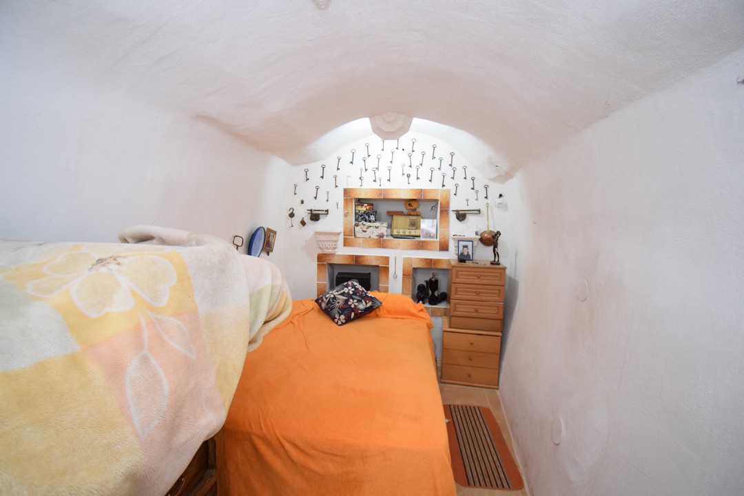 美丽的洞穴房屋在格拉纳达出售，安达卢西亚