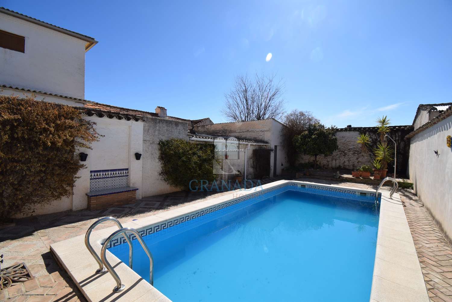 Smukt andalusisk hus med stor terrasse og pool