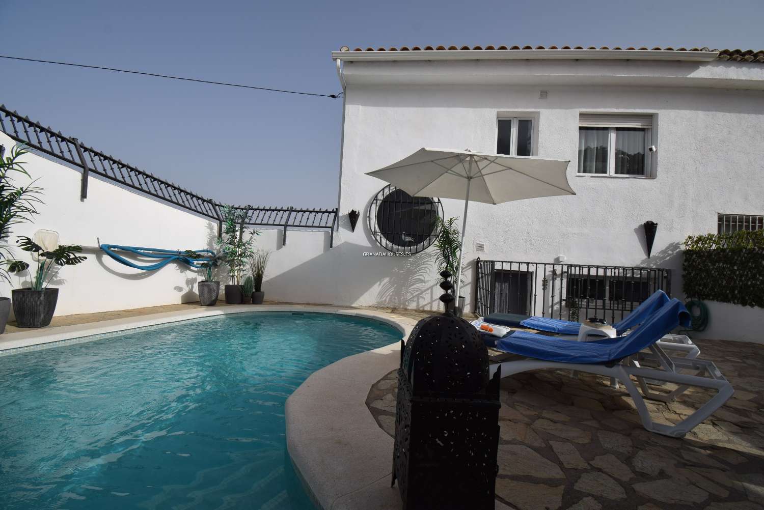 Residenza moderna con vista fantastica, patio e piscina