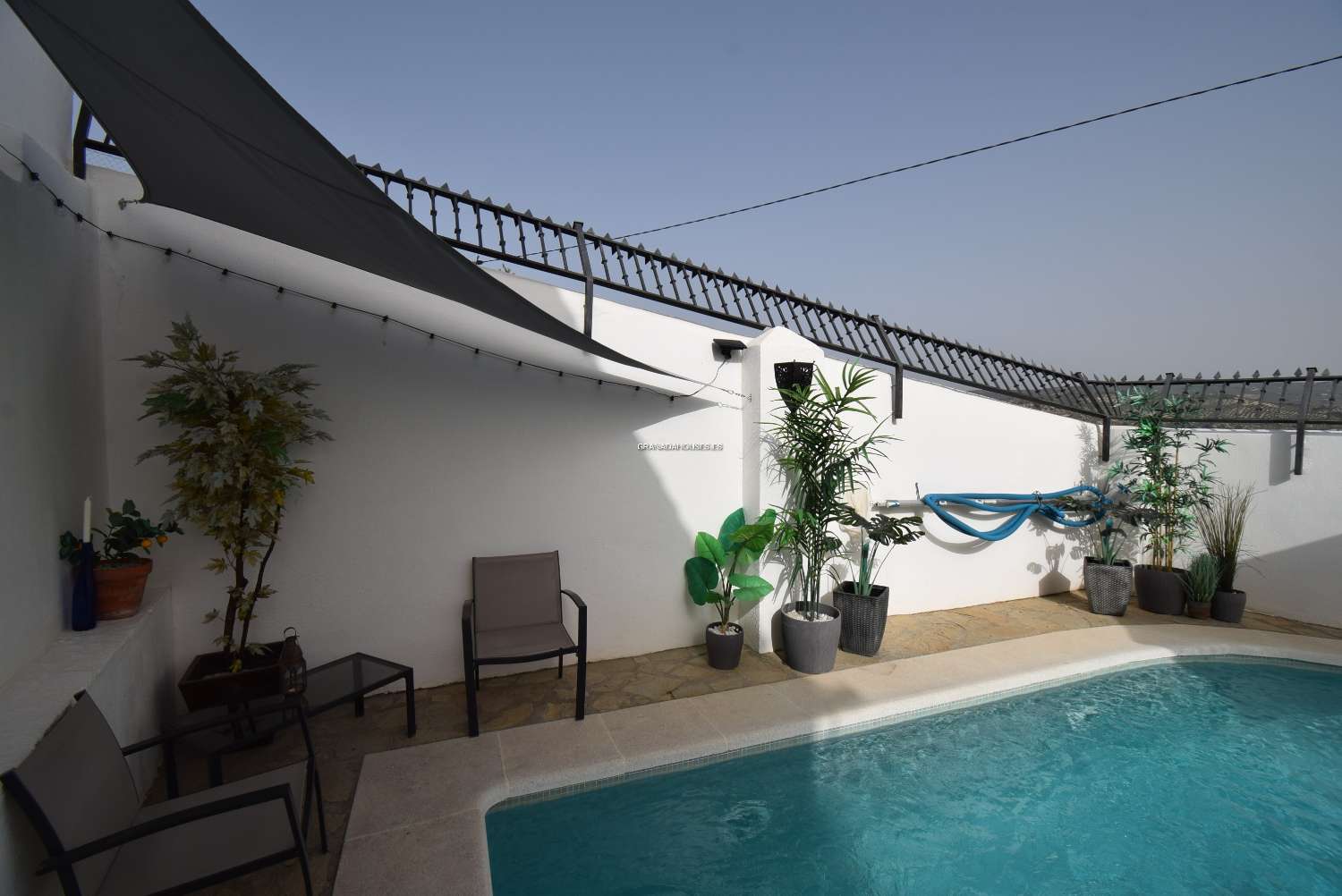 Modernt radhus med fantastisk utsikt, uteplats och pool