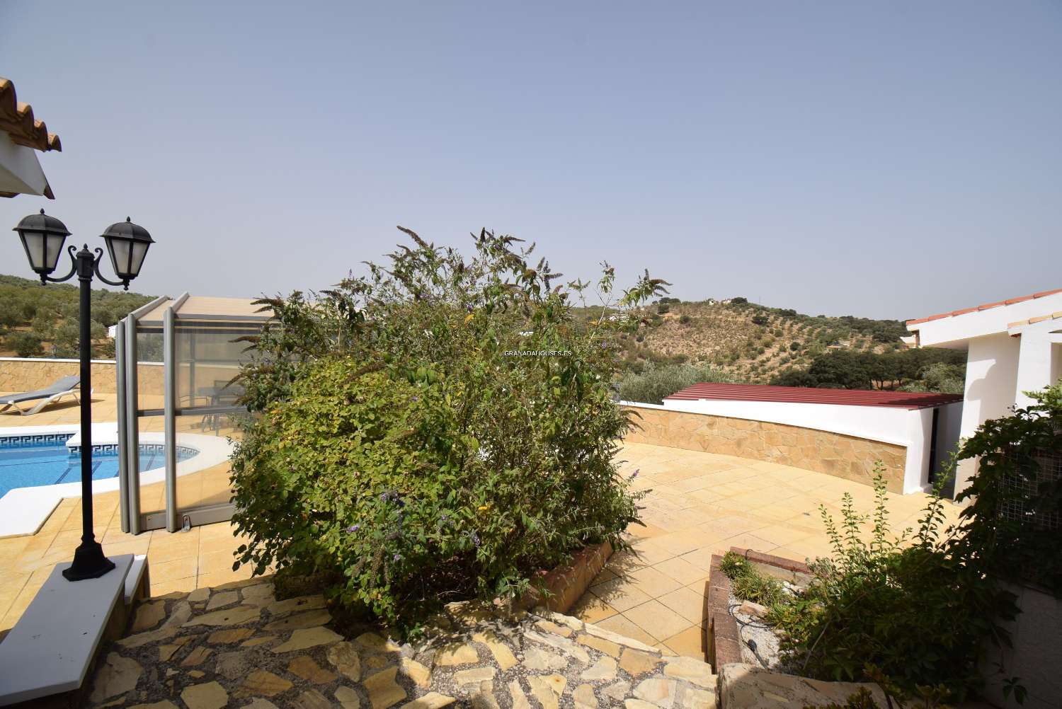Fantástica villa de campo con anexo, jardín, gran piscina e impresionantes vistas a la montaña.
