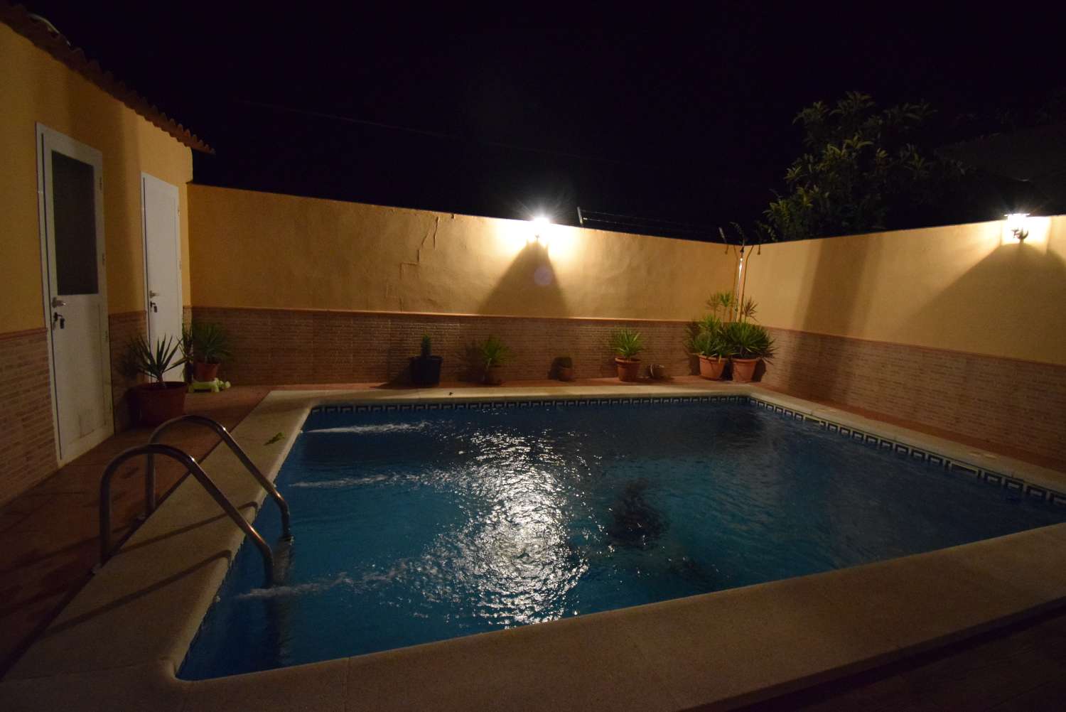 Estupenda casa adosada con patio soleado y piscina privada
