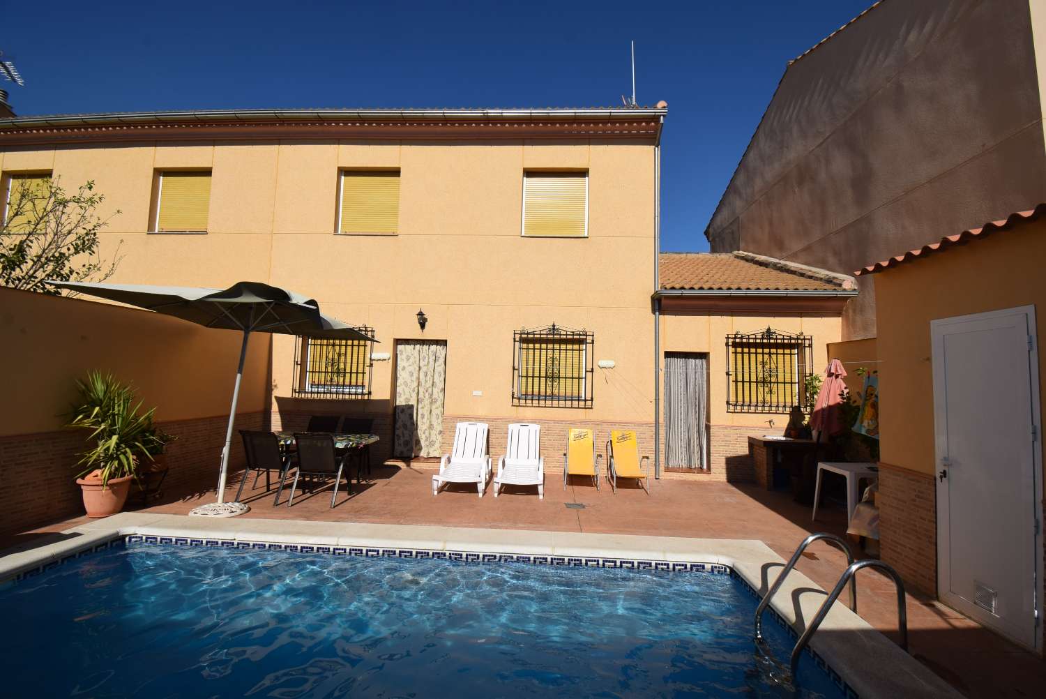Fantastisk rækkehus med solrig terrasse og privat pool