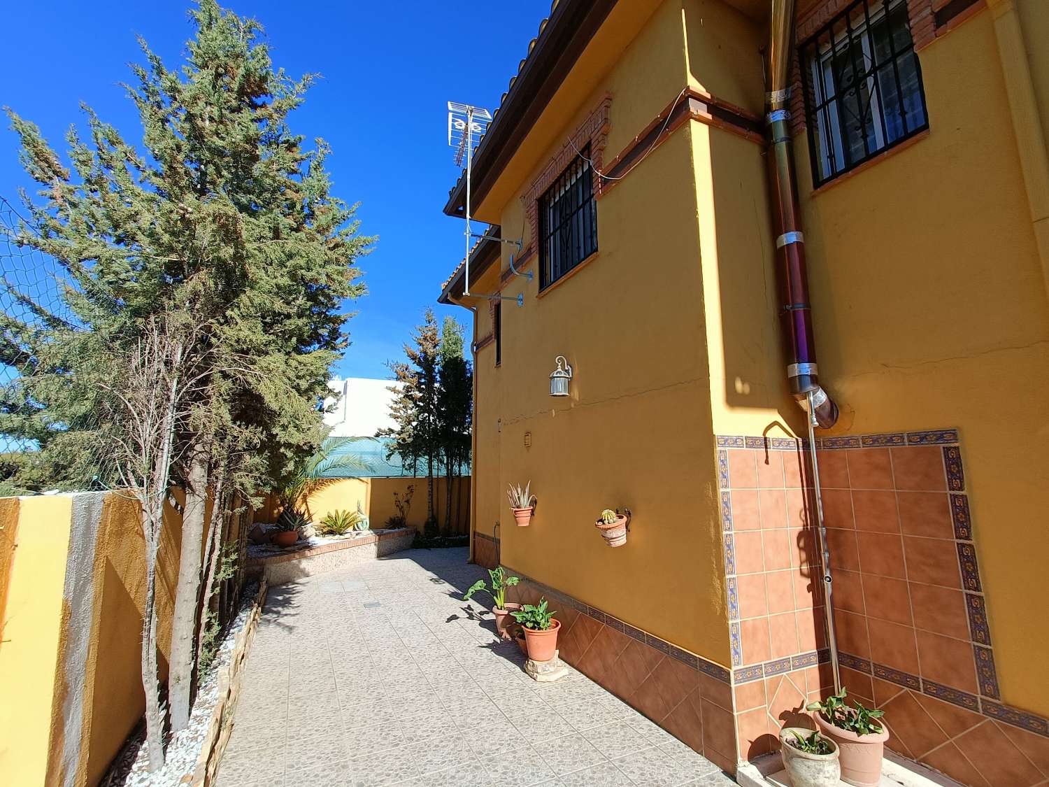 Stort parcelhus med 2 separate lejligheder nær Granada by