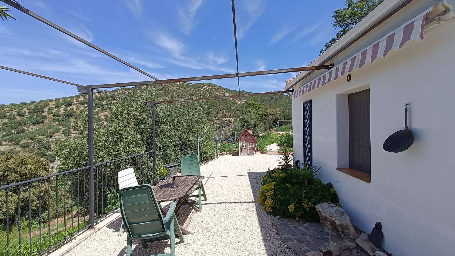 Karakteristisk andalusisk gårdsstil med 2 separate leiligheter