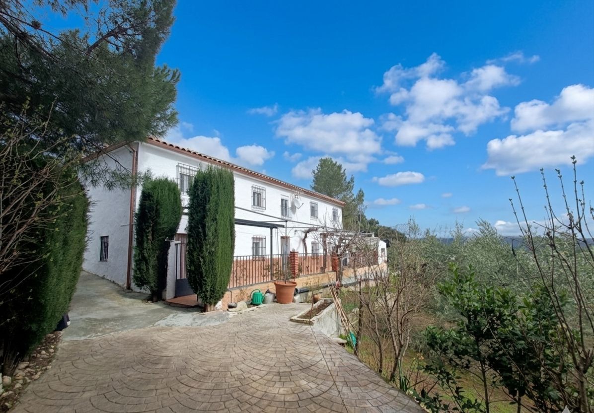 Lovely 5 bed detached country home in a peaceful location, good access and all main services