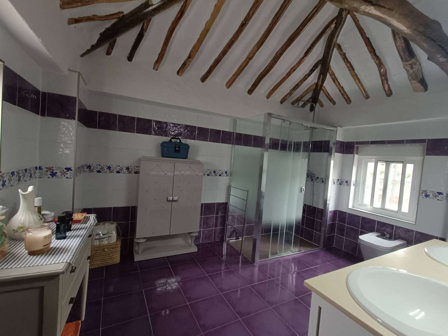 Lovely 5 bed detached country home in a peaceful location, good access and all main services