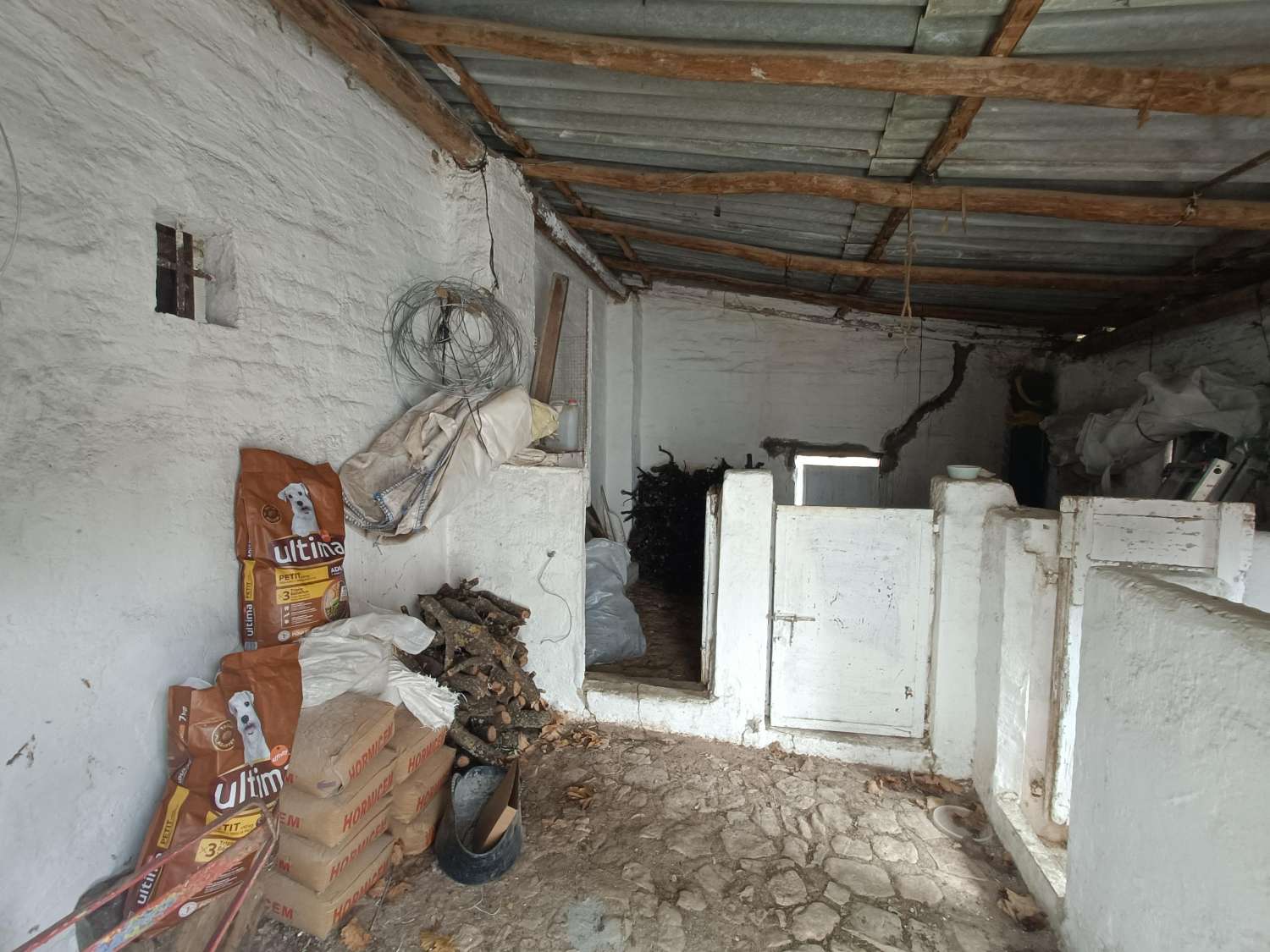 Lovely 5 bed detached country home in a peaceful location, good access and all main services