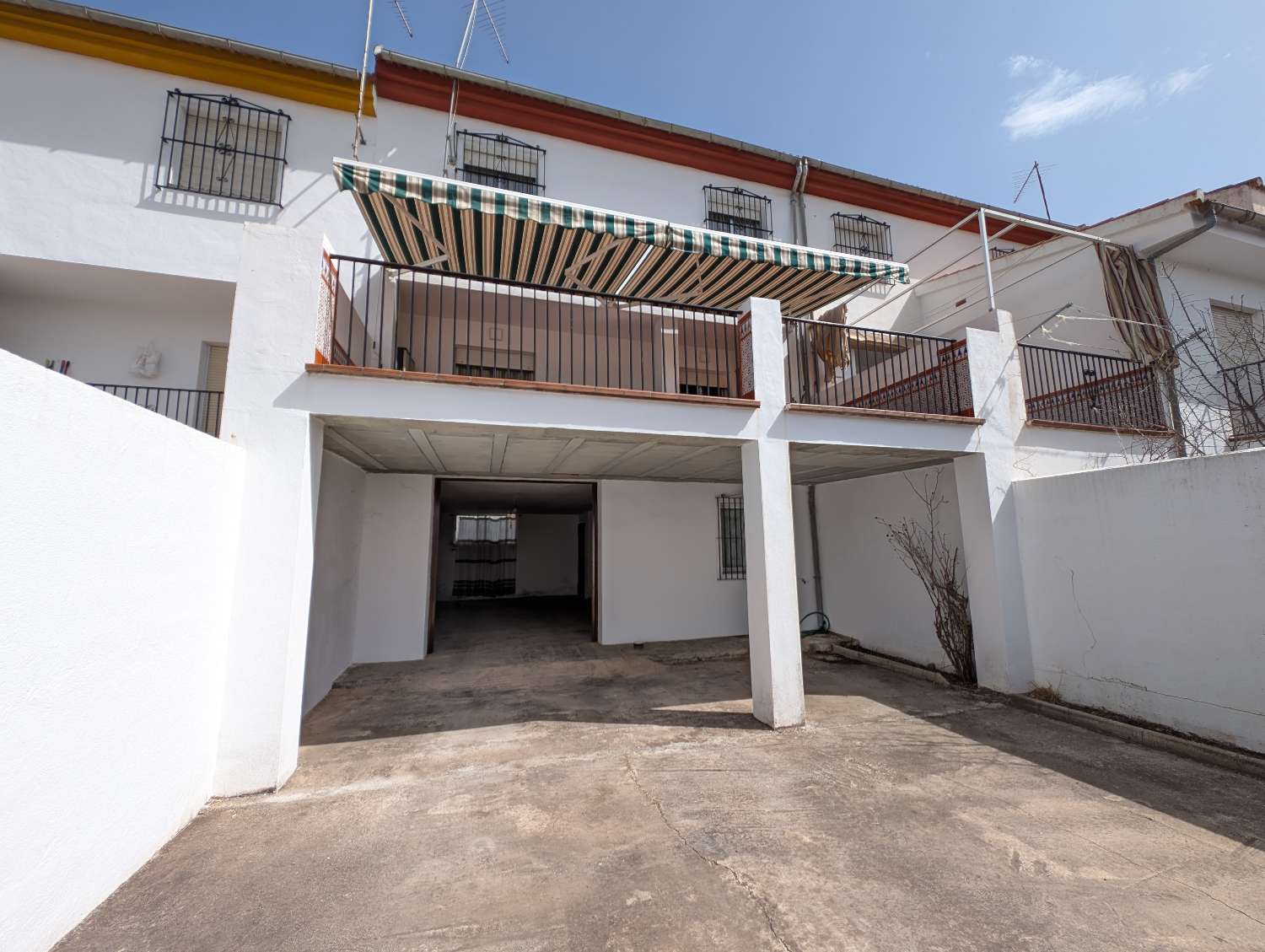 Authentic Andalusian Townhouse for Sale in Tocón, Granada – Terrace, Large Patio & Apartment Potential