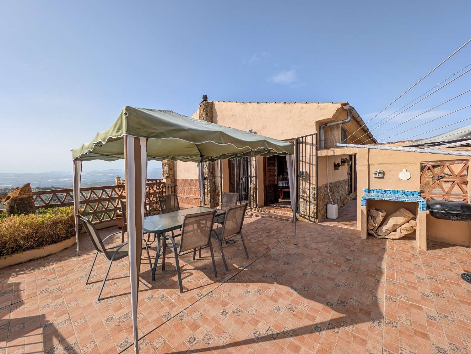 Fantastic country home with Spectacular views toward the Sierra Nevada