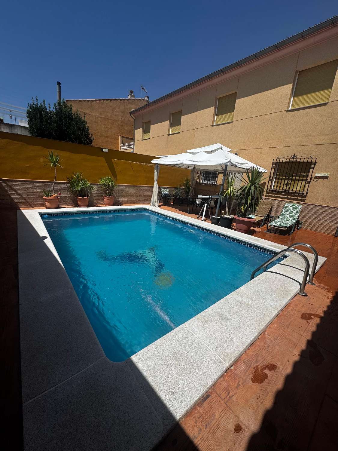 Modern townhouse with private pool and sunny patio located 30 mins to Granada city and an hour to Malaga