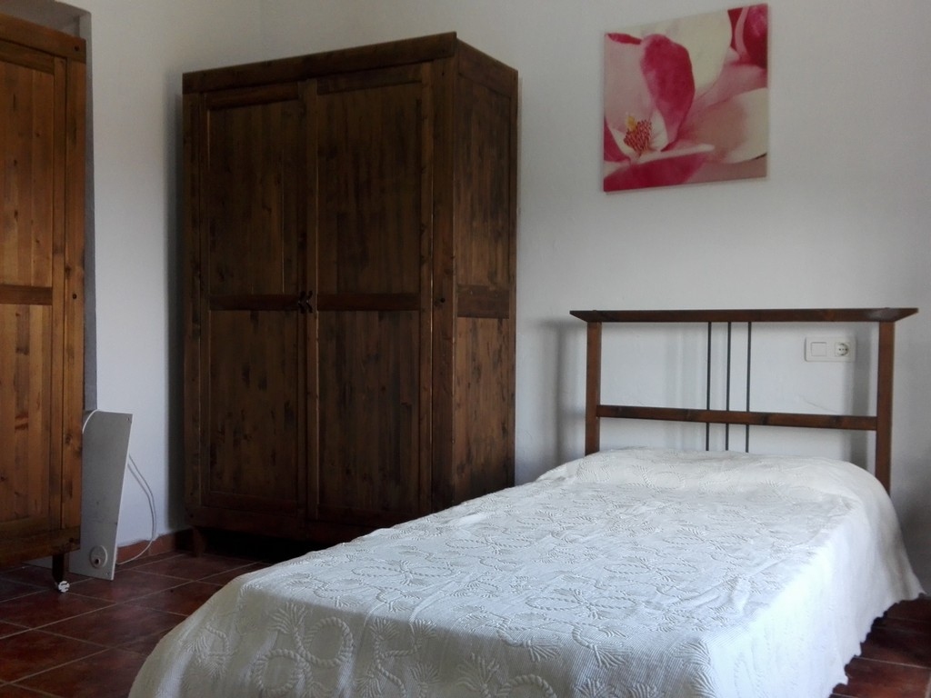 Estupenda finca  con 2 cortijos reformados, ideal para alojamiento rural, a 5 minutos de Montefrío