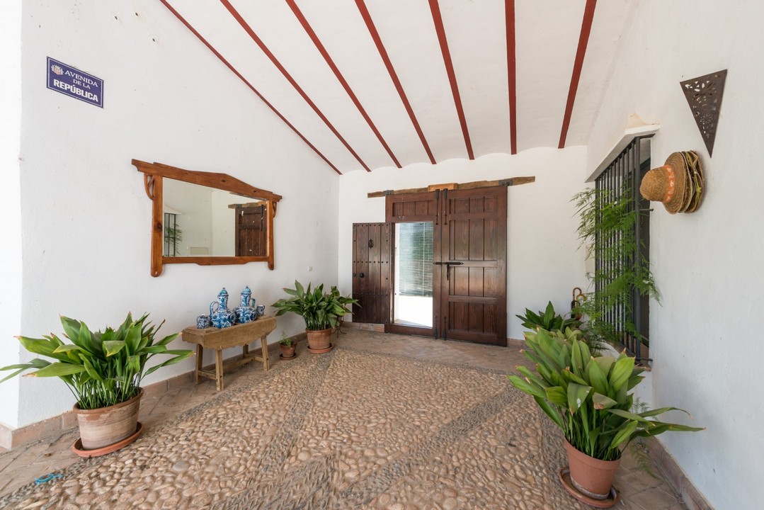 FANTASTIC ANDALUSIAN HACIENDA-STYLE CORTIJO WITH LARGE ECOLOGICAL FARM