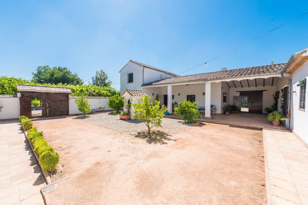FANTASTIC ANDALUSIAN HACIENDA-STYLE CORTIJO WITH LARGE ECOLOGICAL FARM