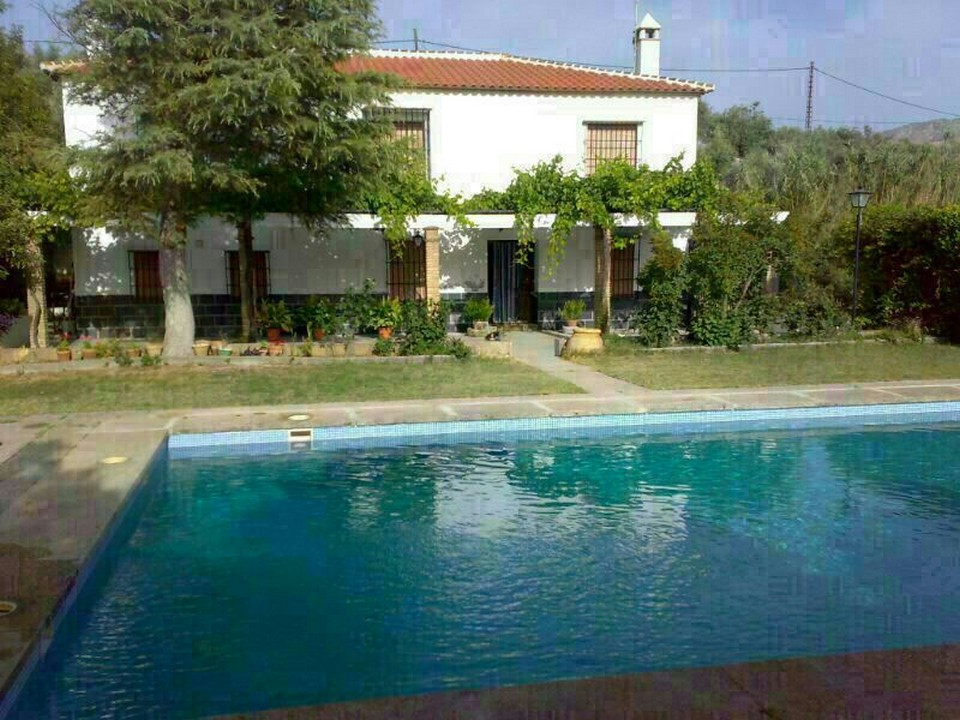 INDEPENDENT RURAL HOUSE WITH POOL AND A LOT OF LAND