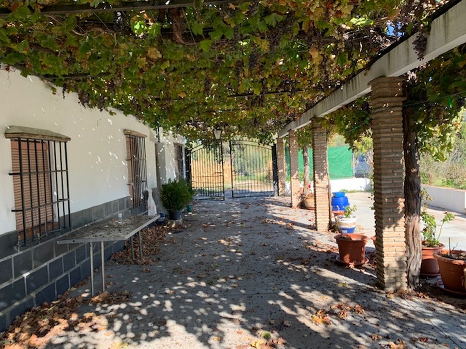 CASA RURALE INDIPENDENTE CON PISCINA E TANTO TERRENO