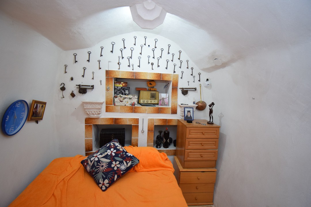 BEAUTIFUL CAVE HOUSE FOR SALE IN GRANADA, ANDALUCIA