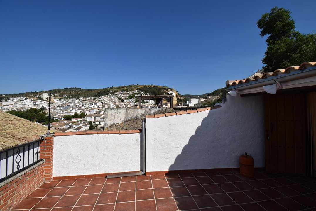 CASA CON 2 TERRAZAS Y FANTÁSTICAS VISTAS EN MONTEFRIO