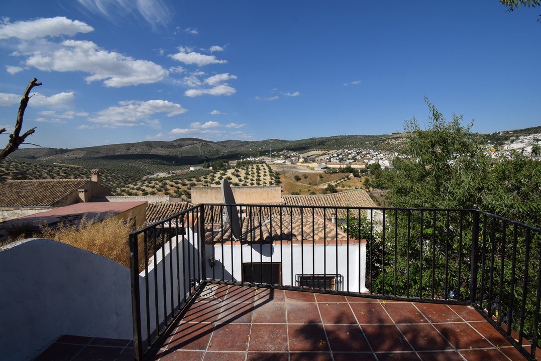 CASA CON 2 TERRAZAS Y FANTÁSTICAS VISTAS EN MONTEFRIO