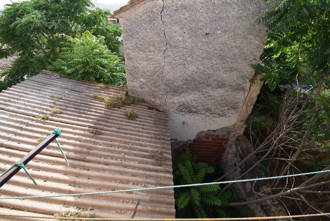 GRANDE CASA DA RIFORMARE, CON PATIO, TERRAZZO E VISTA