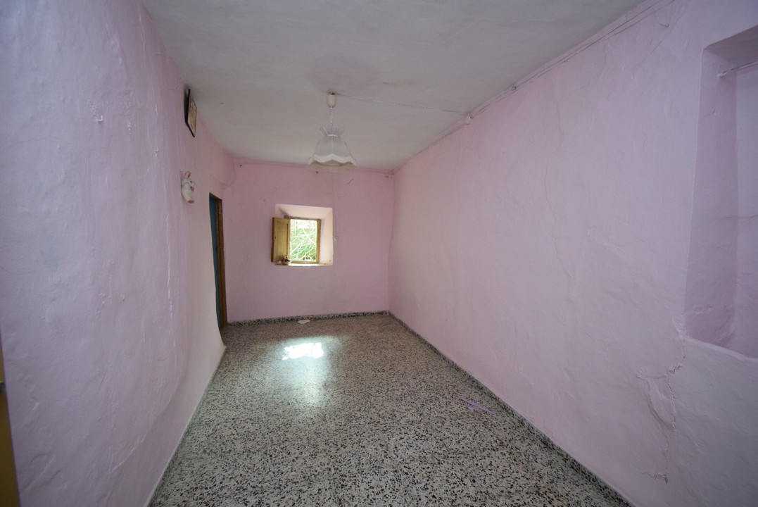 GRANDE CASA DA RIFORMARE, CON PATIO, TERRAZZO E VISTA