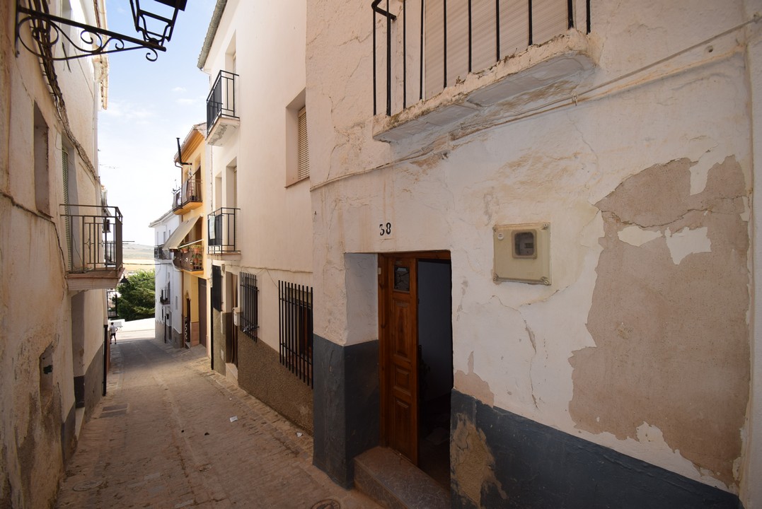 GRANDE MAISON À RÉFORMER, AVEC PATIO, TERRASSE ET VUES