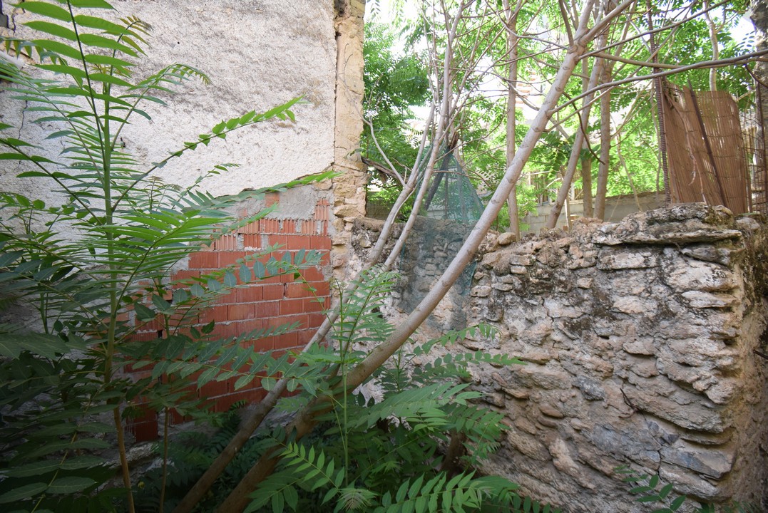 GRANDE CASA DA RIFORMARE, CON PATIO, TERRAZZO E VISTA