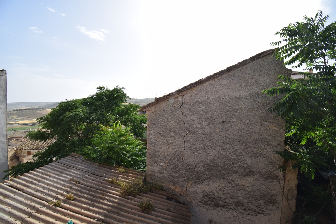 GRANDE MAISON À RÉFORMER, AVEC PATIO, TERRASSE ET VUES