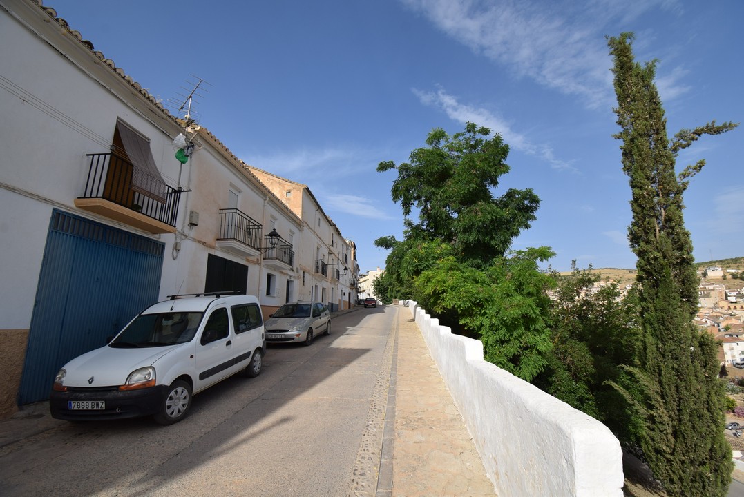 GRANDE MAISON À RÉFORMER, AVEC PATIO, TERRASSE ET VUES