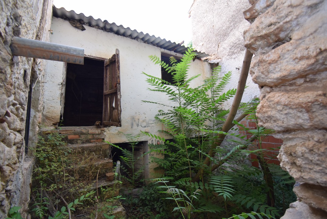 GRANDE CASA DA RIFORMARE, CON PATIO, TERRAZZO E VISTA