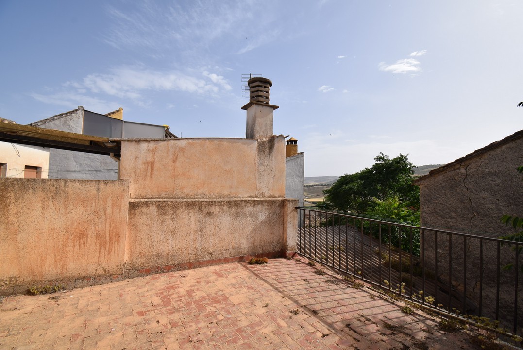 GRANDE MAISON À RÉFORMER, AVEC PATIO, TERRASSE ET VUES