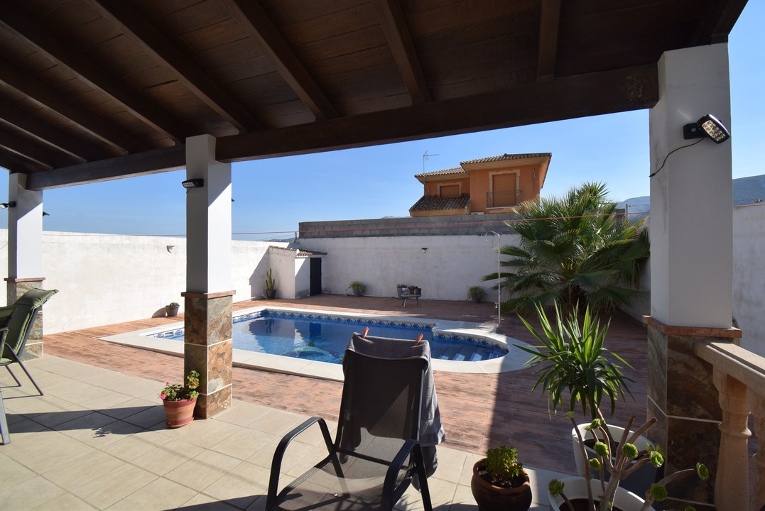 DETACHED VILLA WITH PRIVATE POOL AND NICE VIEWS