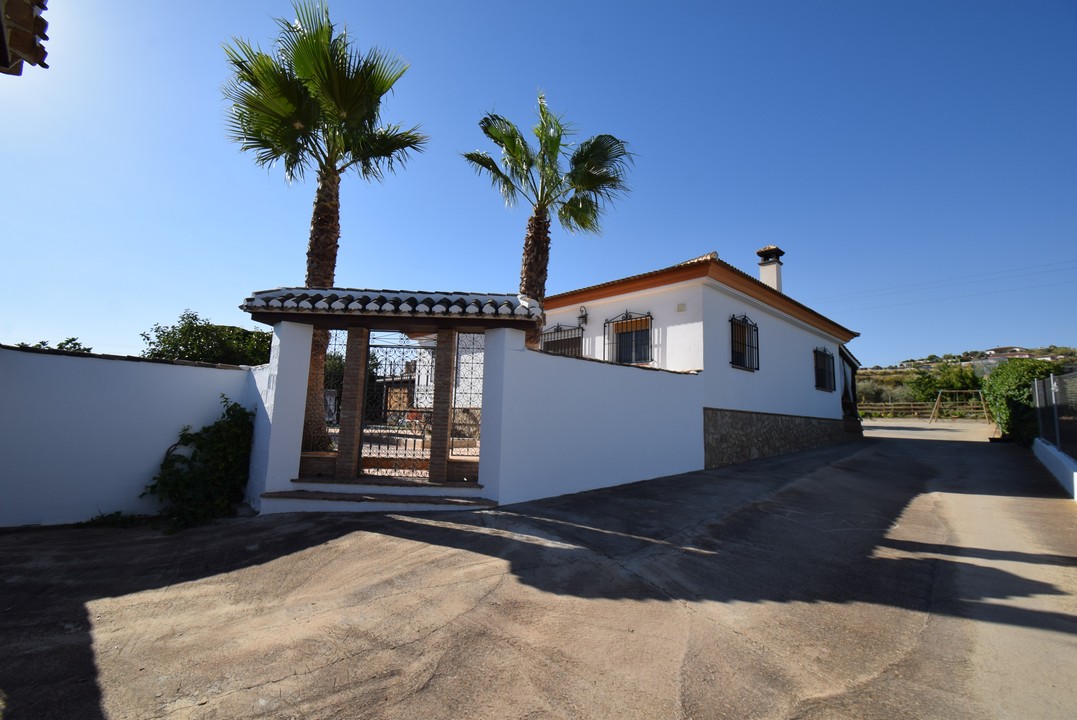 BELLISSIMA CASA DI CAMPAGNA CON MOLTO FASCINO E TANTE POSSIBILITA&#39;...