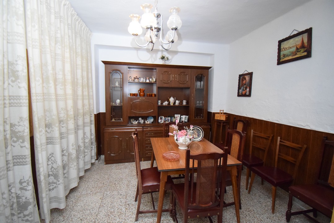 LARGE TRADITIONAL VILALGE HOUSE WITH LOT OF POTENTIAL