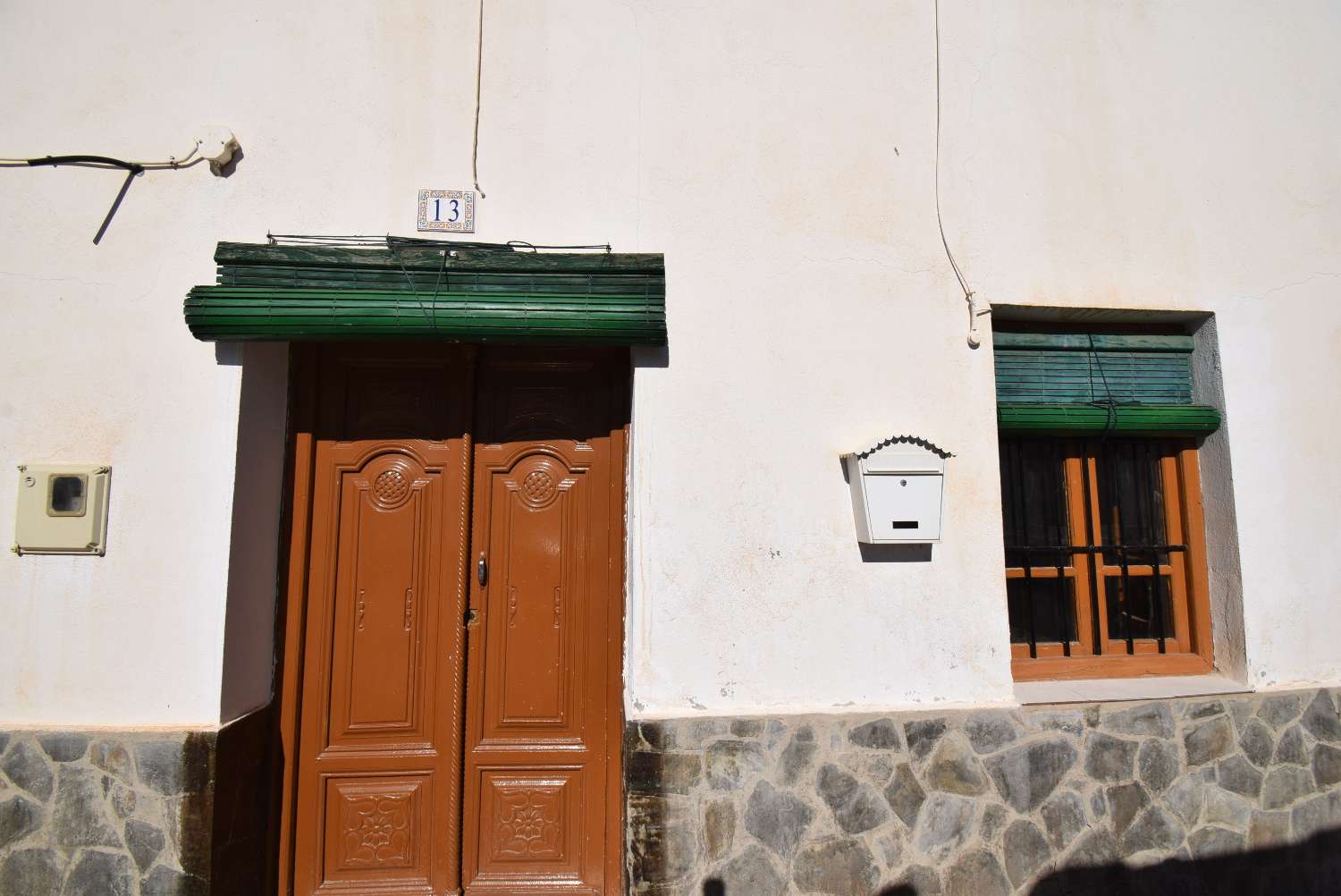 GROSSES RUSTIKALES DORFHAUS IN EINEM SEHR RUHIGEN DORF