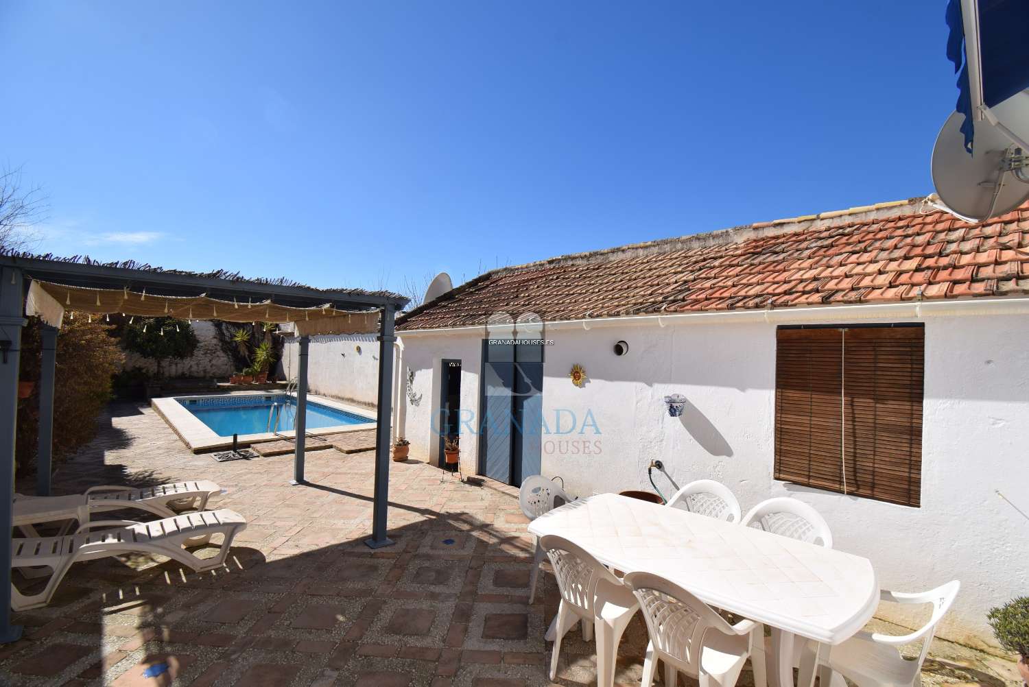 Vakkert andalusisk hus med stor uteplass og basseng