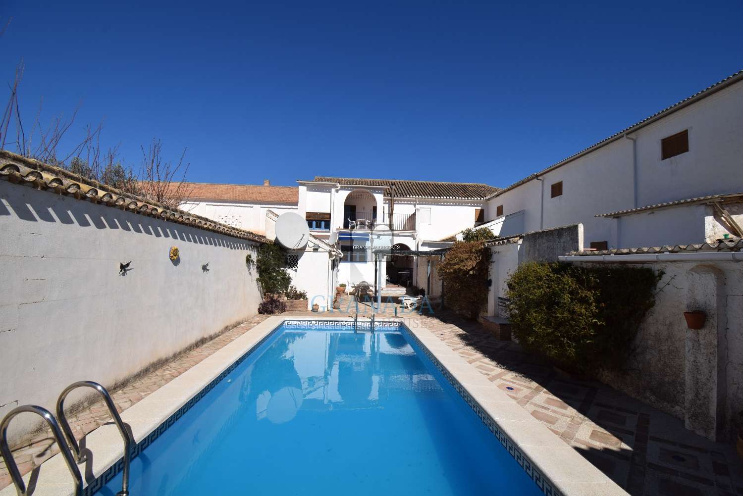Beautiful Andalusian house with large patio and pool