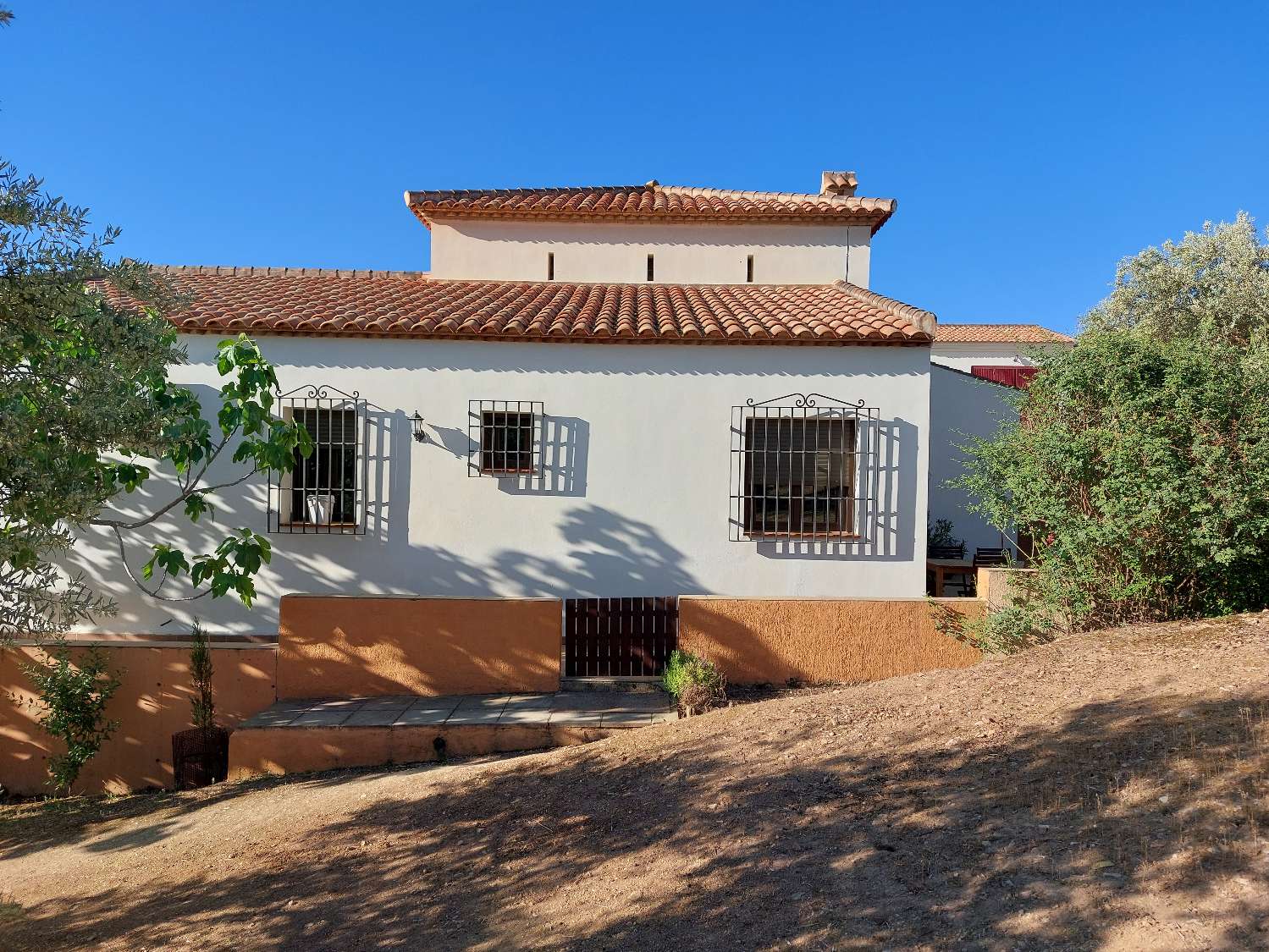 CASA DE CAMPO DE ALTAS CALIDADES, OLIVAR Y FANTÁSTICAS VISTAS