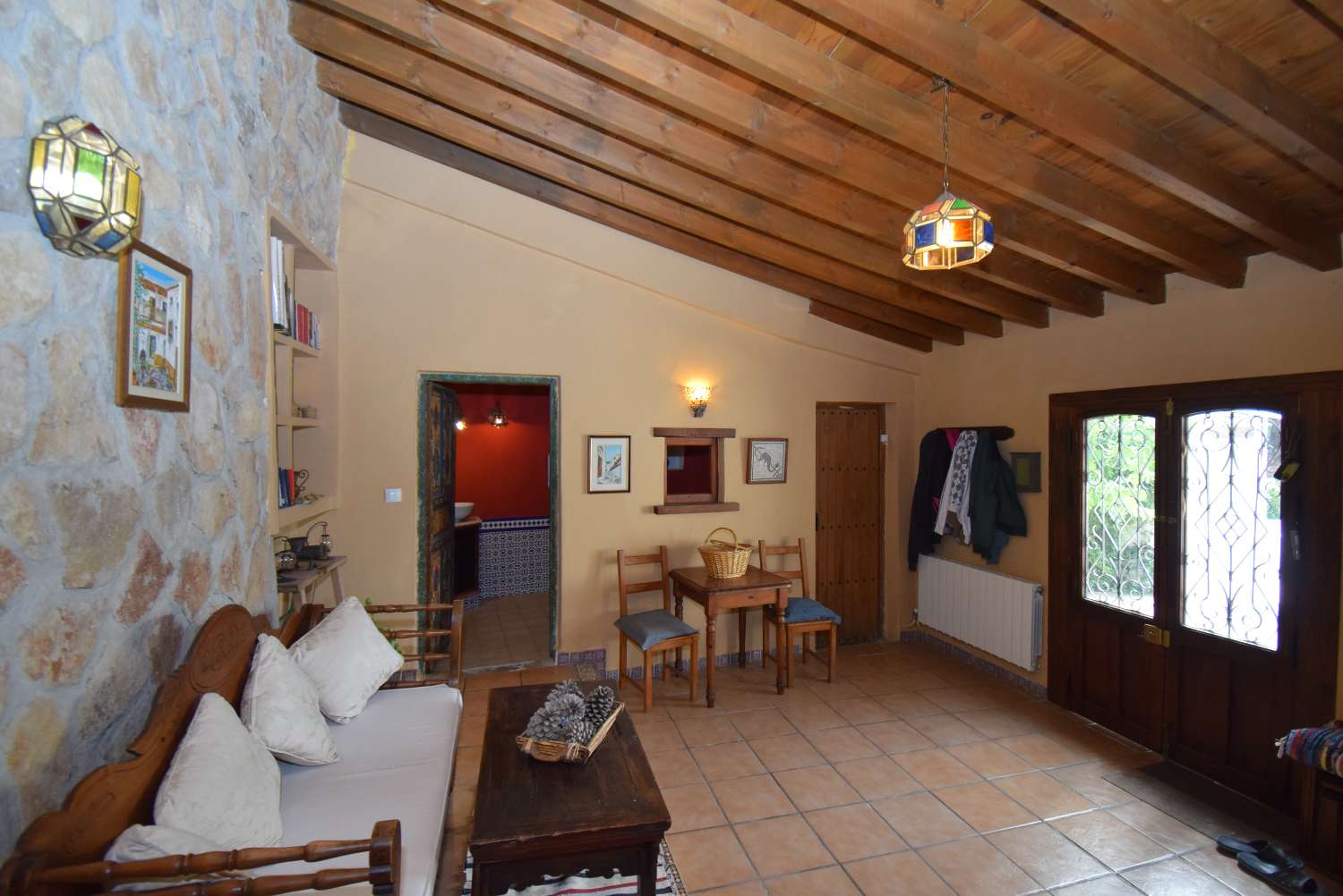 Beautiful rustic farmhouse, with 2 independent apartments, pool and great views