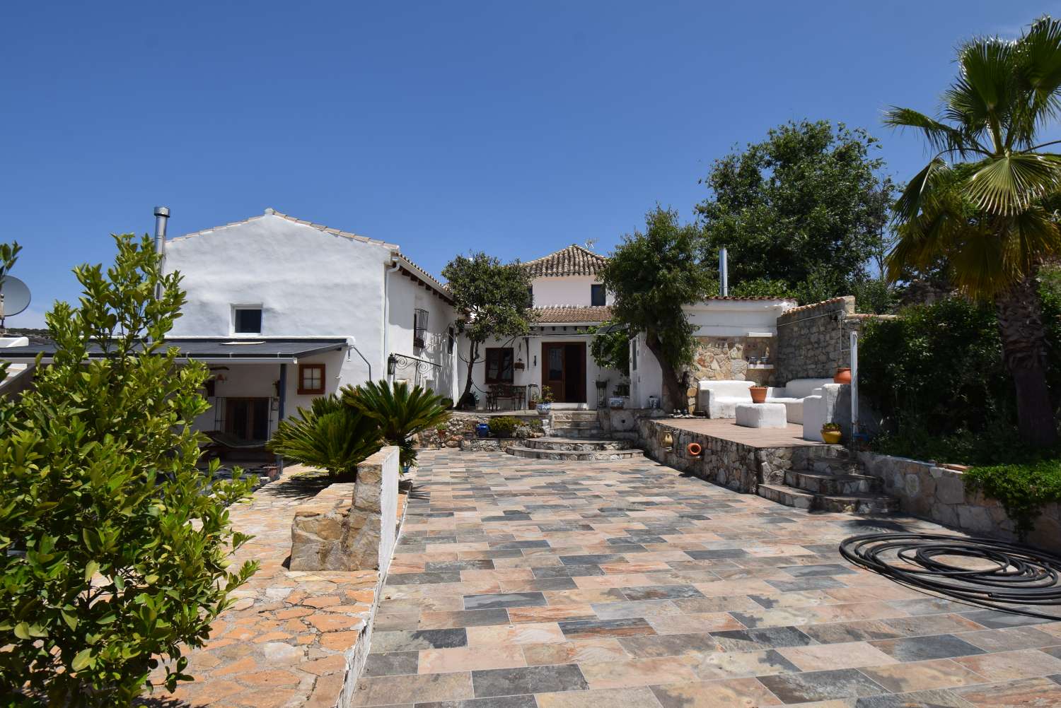 Belle ferme rustique, avec 2 appartements indépendants, piscine et superbes vues