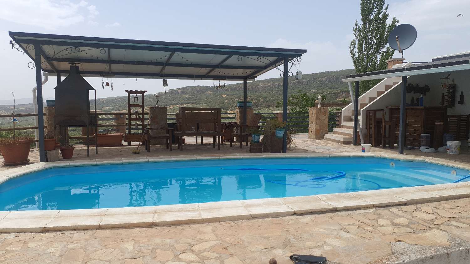 Beautiful rustic farmhouse, with 2 independent apartments, pool and great views