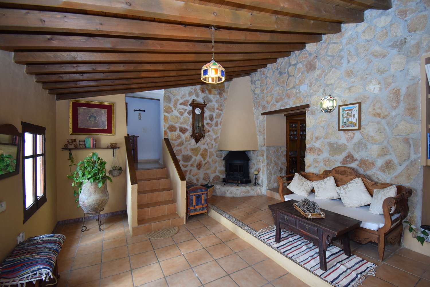 Beautiful rustic farmhouse, with 2 independent apartments, pool and great views