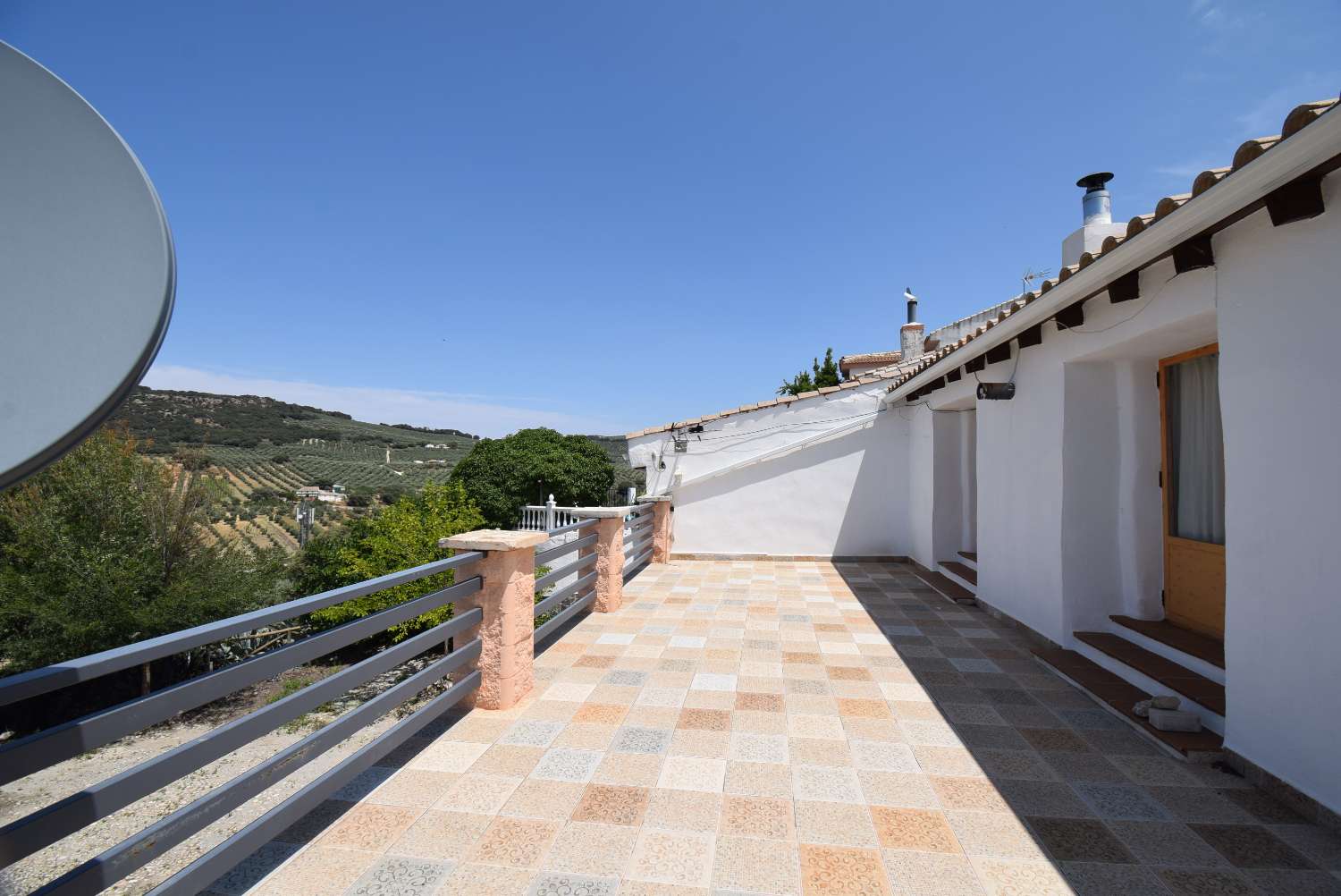 Belle ferme rustique, avec 2 appartements indépendants, piscine et superbes vues