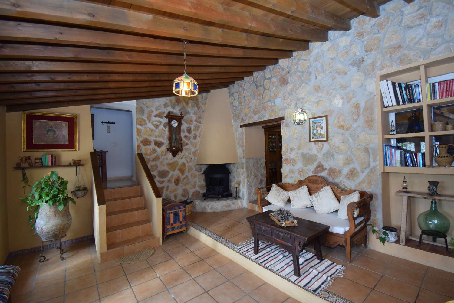 Beautiful rustic farmhouse, with 2 independent apartments, pool and great views