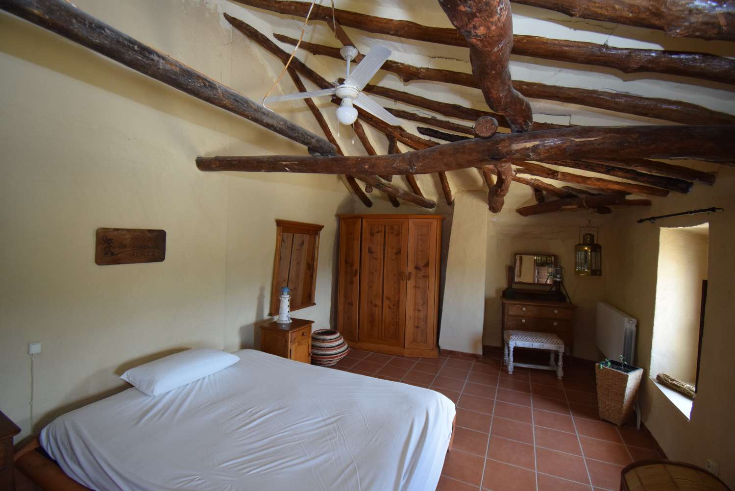 Beautiful rustic farmhouse, with 2 independent apartments, pool and great views