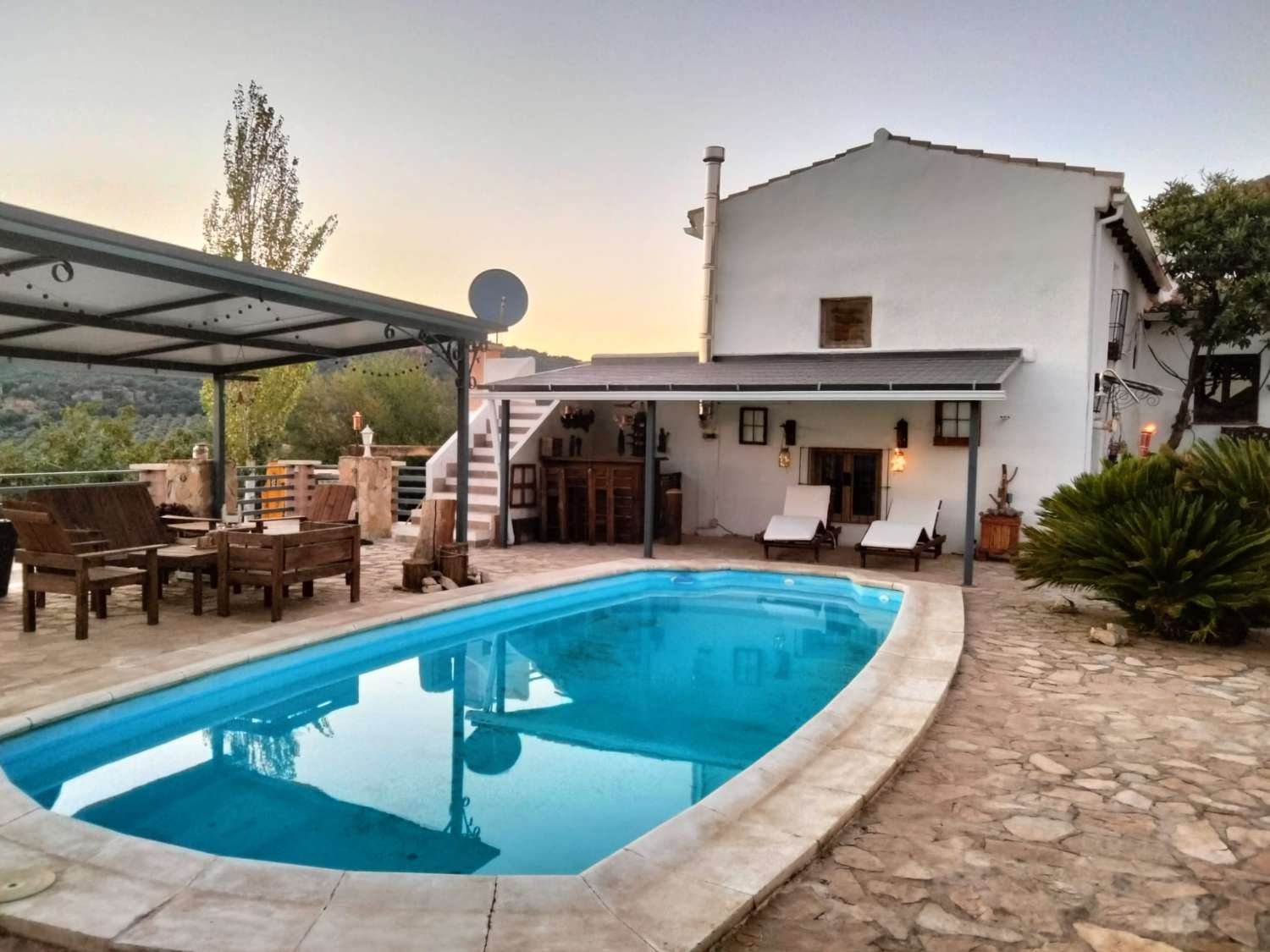 Beautiful rustic farmhouse, with 2 independent apartments, pool and great views