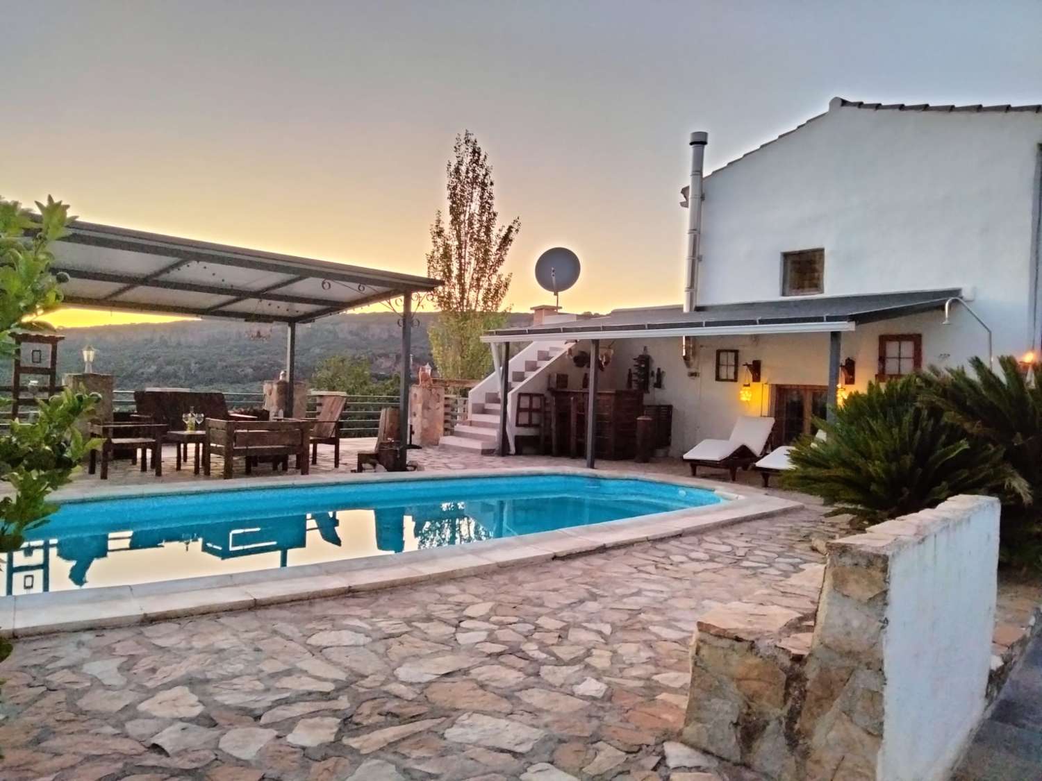 Beautiful rustic farmhouse, with 2 independent apartments, pool and great views