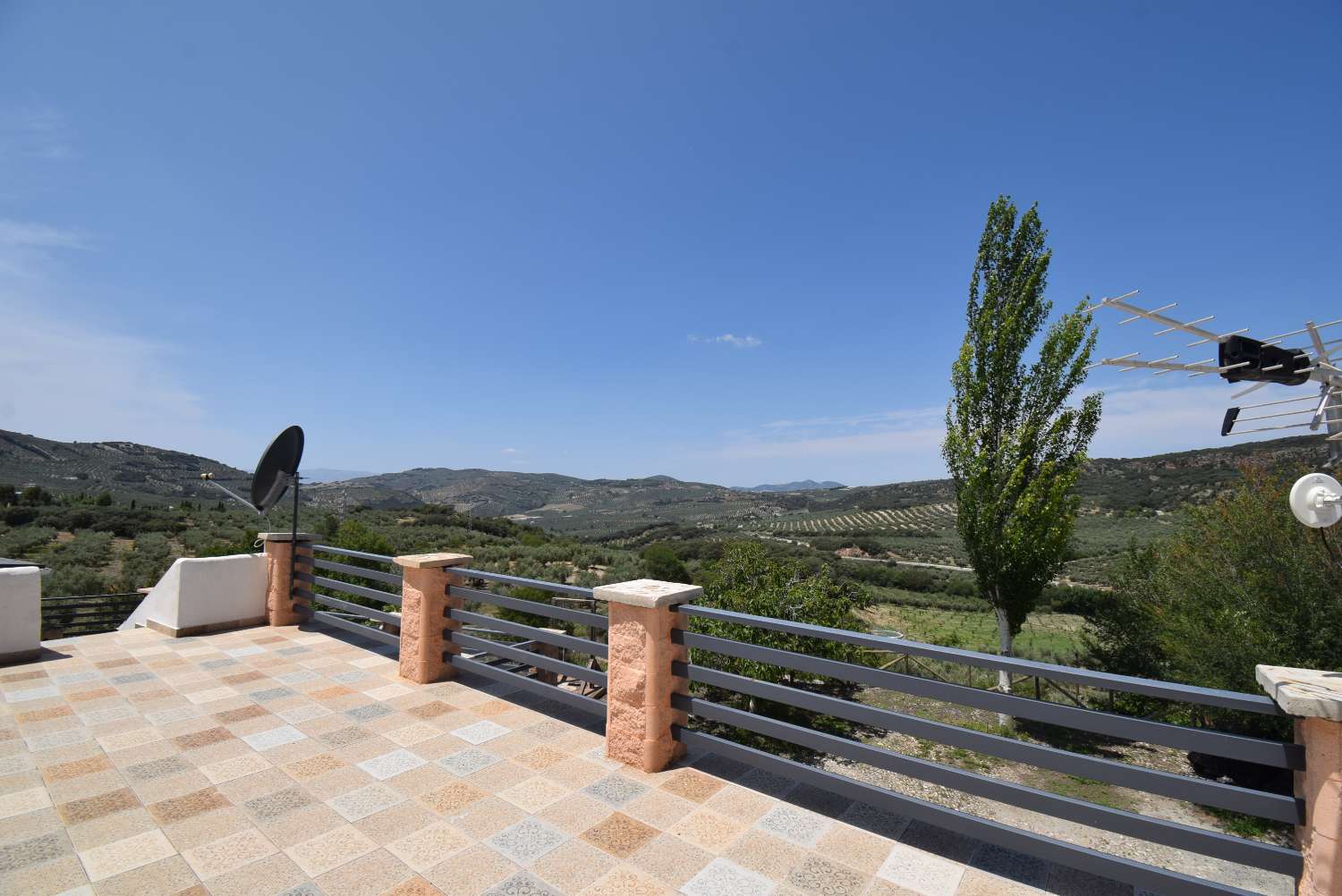 Belle ferme rustique, avec 2 appartements indépendants, piscine et superbes vues