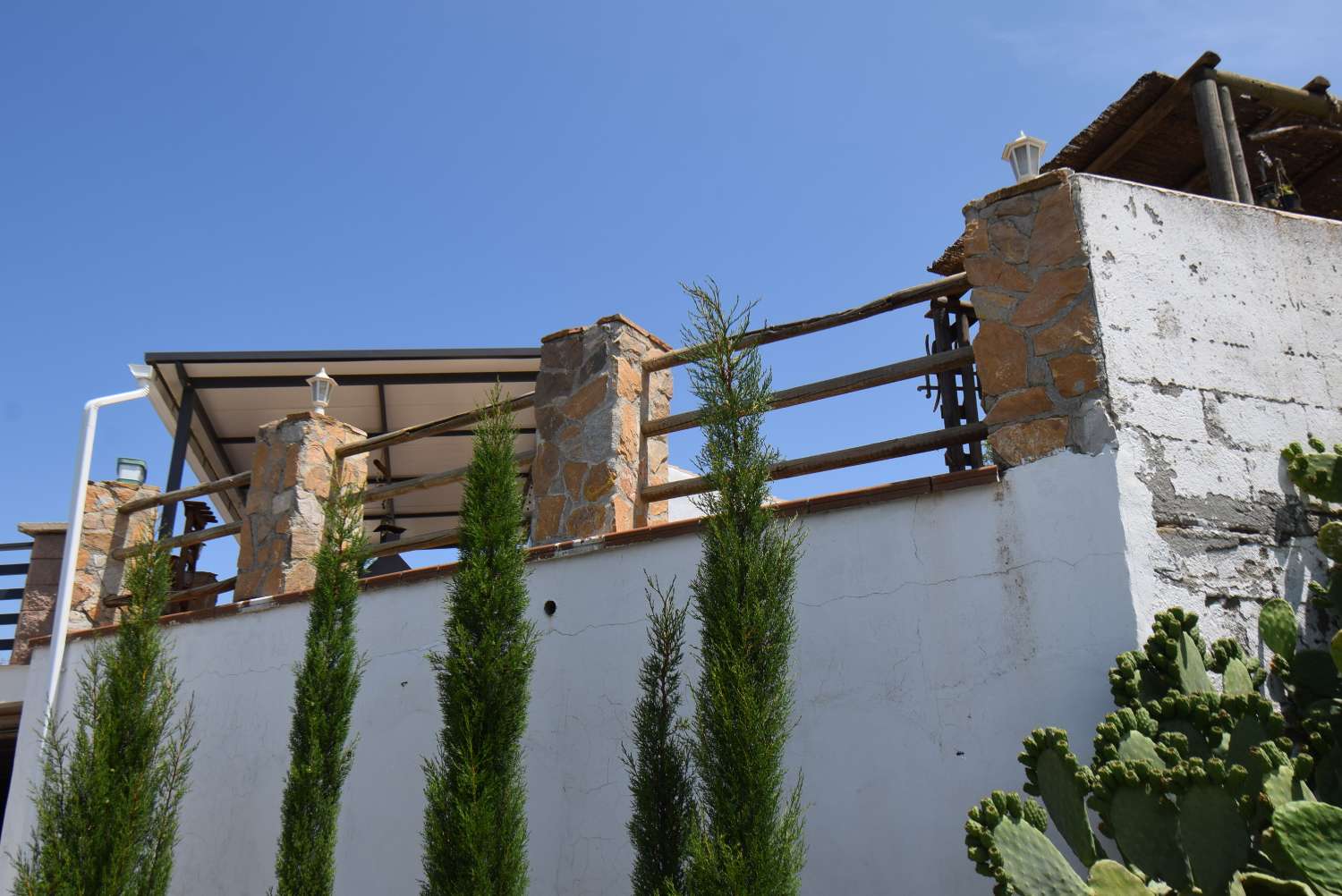 Belle ferme rustique, avec 2 appartements indépendants, piscine et superbes vues