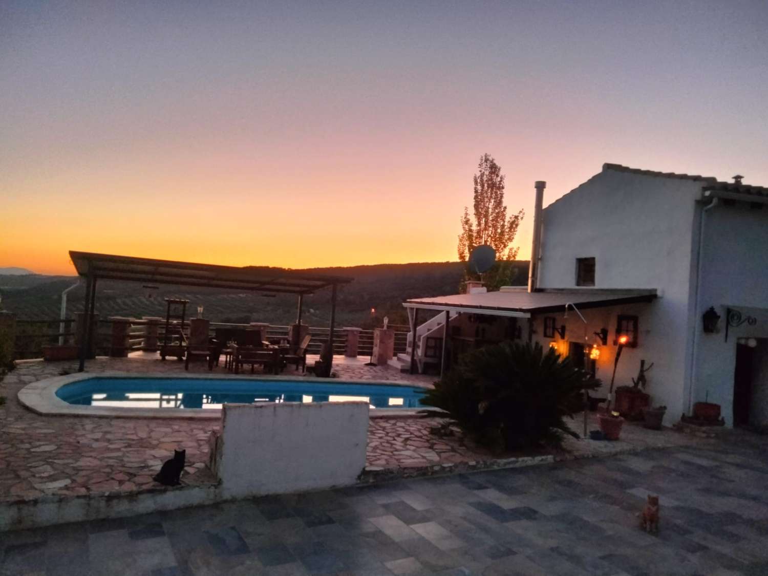 Beautiful rustic farmhouse, with 2 independent apartments, pool and great views